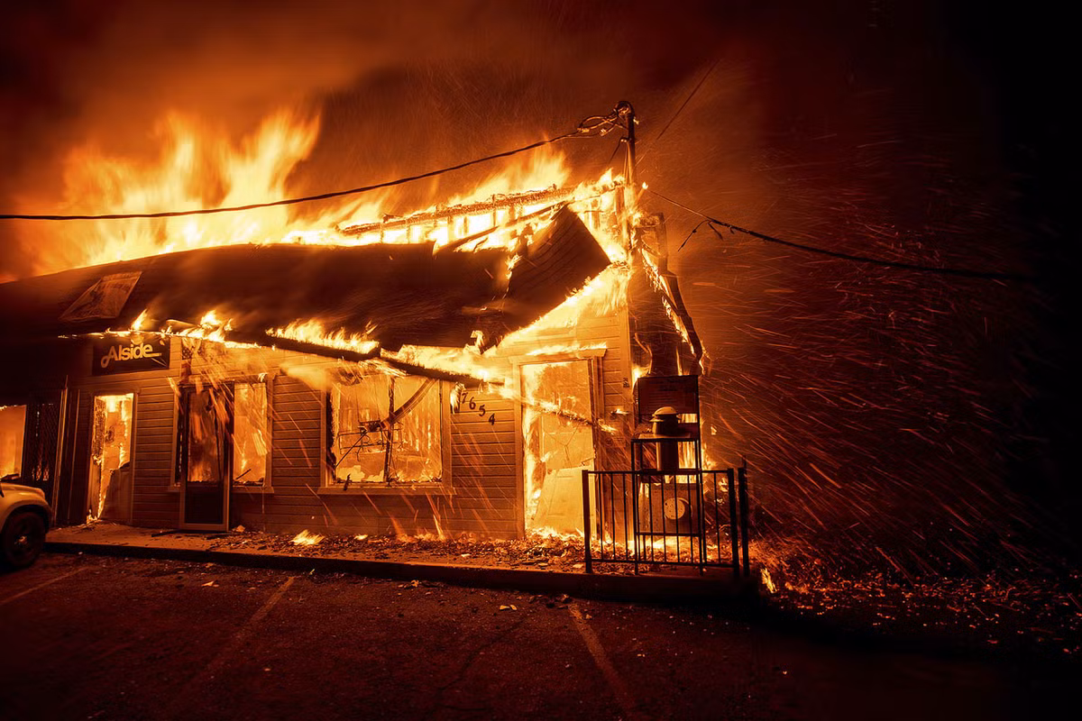 Một ngôi nhà khác bị "bà hoả" nuốt chửng. Nguồn ảnh: TA.