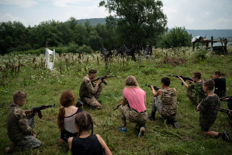 Phần lớn các thành viên tham gia vào các trại huấn luyện này đều nằm trong độ tuổi thanh niên. Tuy nhiên cũng không khó để bắt gặp một vài cậu bé chỉ vừa mới 8, 9 tuổi. Nguồn ảnh: BI.