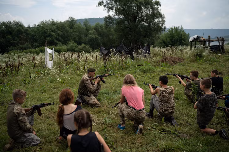 Phần lớn các thành viên tham gia vào các trại huấn luyện này đều nằm trong độ tuổi thanh niên. Tuy nhiên cũng không khó để bắt gặp một vài cậu bé chỉ vừa mới 8, 9 tuổi. Nguồn ảnh: BI.