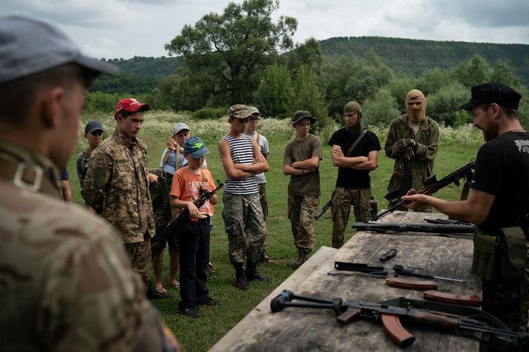 Các thanh niên đăng ký nhập học khoá huấn luyện của trại sẽ được đào tạo các kỹ năng chiến đấu cơ bản, đào tạo khả năng sử dụng vũ khí và quan trọng hơn nữa là họ sẽ bị tiêm nhiễm chủ nghĩa dân tộc cực đoan cũng như tư tưởng bài Đạo Hồi, kỳ thị người đồng tính. Nguồn ảnh: BI.