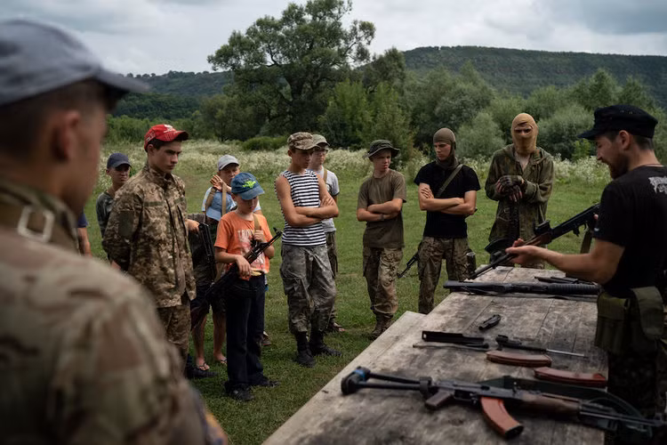 Các thanh niên đăng ký nhập học khoá huấn luyện của trại sẽ được đào tạo các kỹ năng chiến đấu cơ bản, đào tạo khả năng sử dụng vũ khí và quan trọng hơn nữa là họ sẽ bị tiêm nhiễm chủ nghĩa dân tộc cực đoan cũng như tư tưởng bài Đạo Hồi, kỳ thị người đồng tính. Nguồn ảnh: BI.