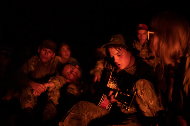 Tất nhiên là trại huấn luyện này cũng bao gồm các hoạt động vui chơi giải trí lành mạnh dành cho thanh thiếu niên. Nguồn ảnh: BI.