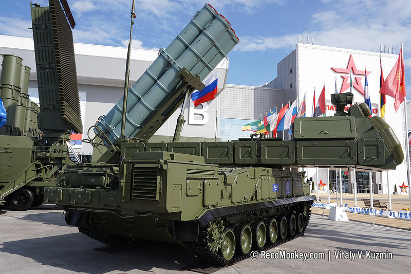 Đây là lần đầu tiên tổ hợp tên lửa Buk-M3 của Nga được đưa ra nước ngoài. Kèm theo tổ hợp tên lửa Viking này, Nga còn mang tới Chu Hải các loại máy bay vận tải hạng nặng như Il-76MD-90A và Il-78MK-90A. Nguồn ảnh: Kuzmin.