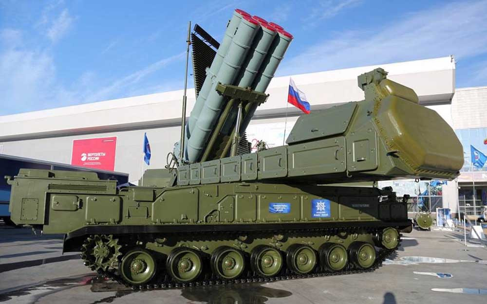 Tổ hợp tên lửa đất đối không Viking là phiên bản xuất khẩu của Buk-M3. Đây là một trong những tên lửa phòng không nguy hiểm bậc nhất trong tay quân đội Nga hiện nay. Loại tên lửa tầm trung này được thiết kế để bảo vệ các lực lượng mặt đất, kho tàng và cơ sở hạ tầng khỏi sự tấn công các thiết bị bay, thiết bị gây nhiễu và hoả lực đối phương. Nguồn ảnh: Conscrip.