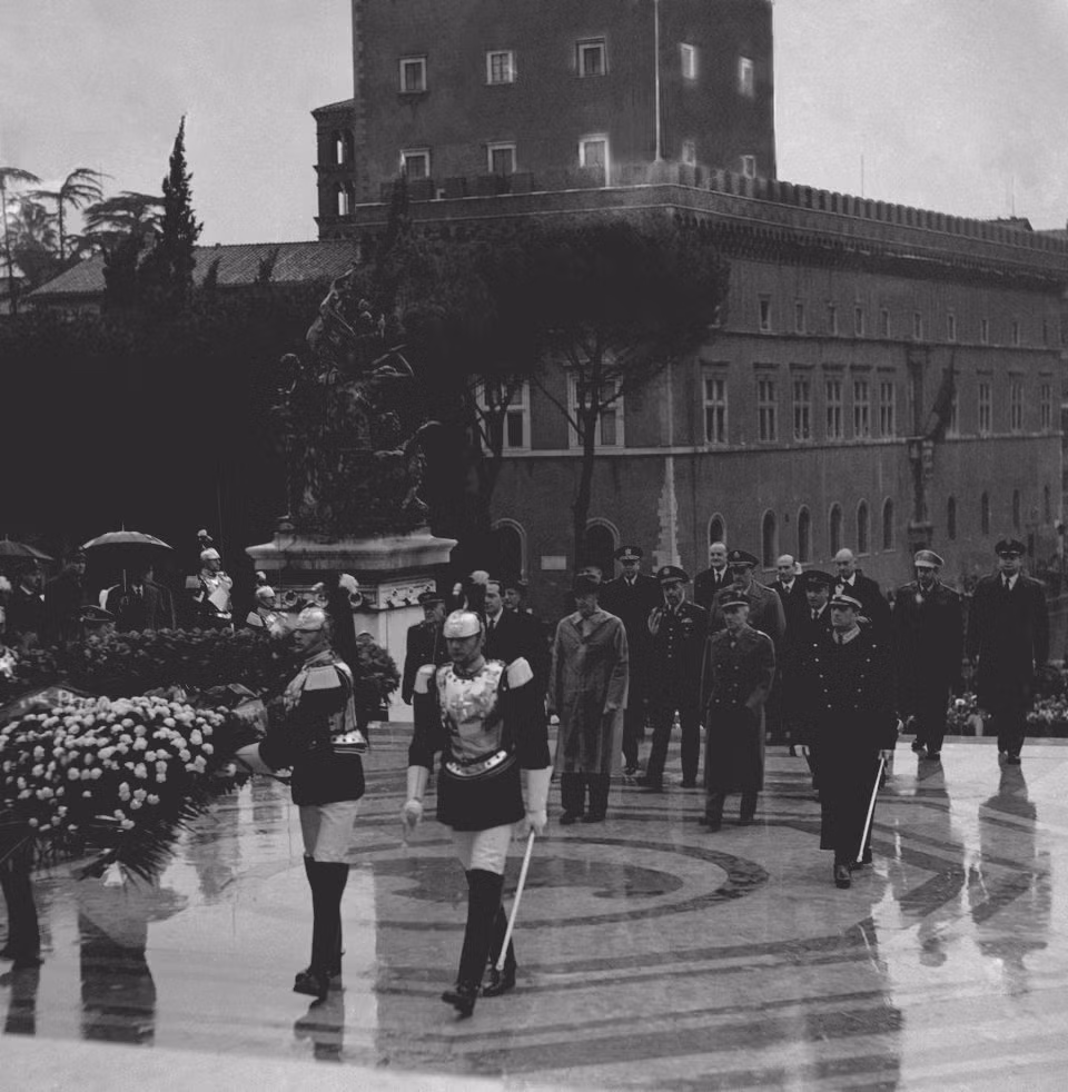 Trong quá khứ, việc các nhà lãnh đạo Thế giới đội mưa để đặt vòng hoa tưởng niệm tại các đài tưởng niệm chiến tranh hay nghĩa trang liệt sĩ là điều rất đỗi bình thường. Trong ảnh: Tổng thống Dwight Eisenhower đội mưa đặt vòng hoa tại Đài tưởng niệm Liệt sĩ vô danh ở Rome, Italia. Nguồn ảnh: BI.