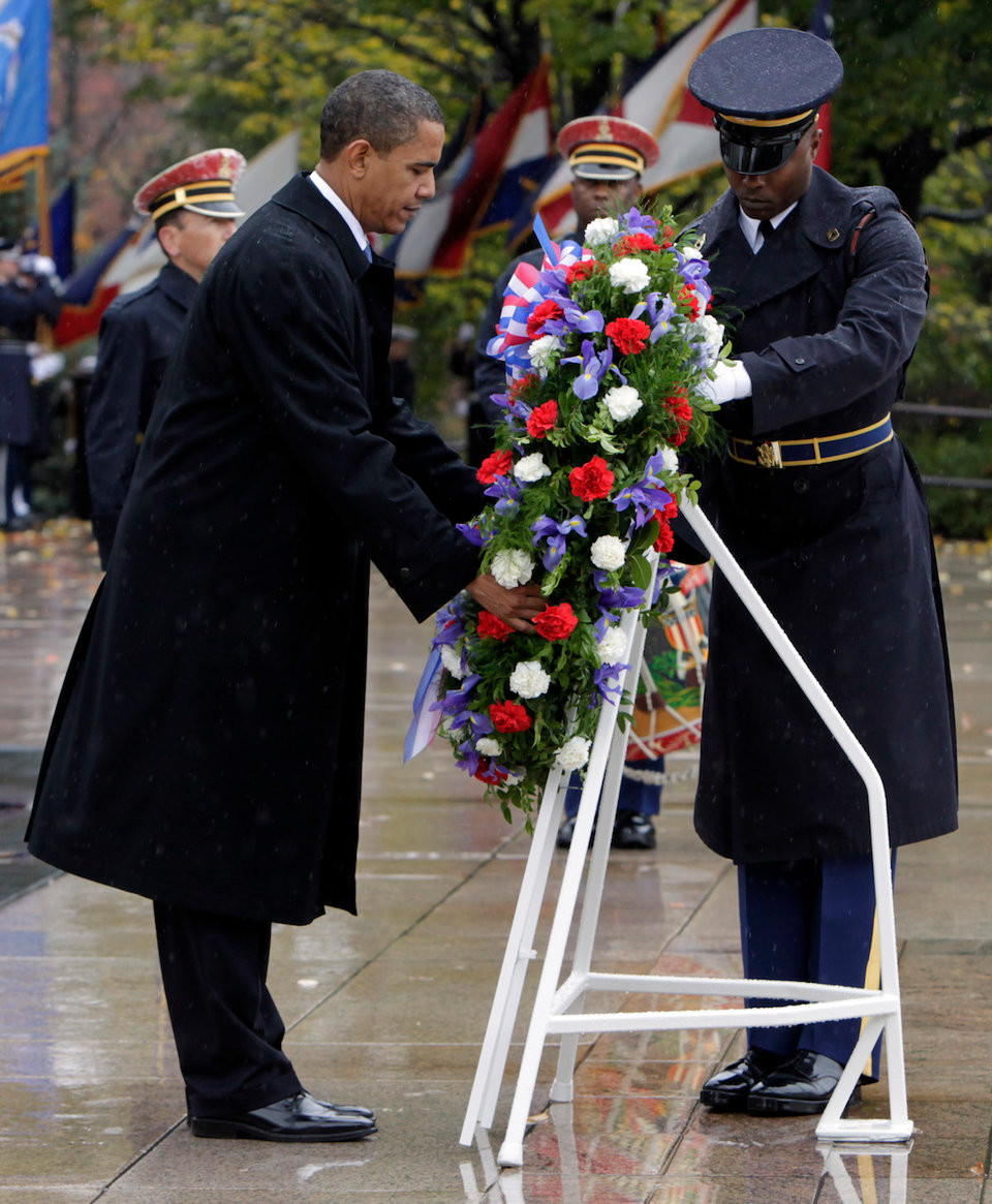 Cựu Tổng thống Mỹ Barack Obama dội mưa đặt vòng hoa tưởng niệm tại Tượng đài Liệt sĩ Vô danh hôm 11/11/2009 trong một ngày lễ tưởng niệm Thế chiến thứ I kết thúc diễn ra cùng ngày. Nguồn ảnh: BI.