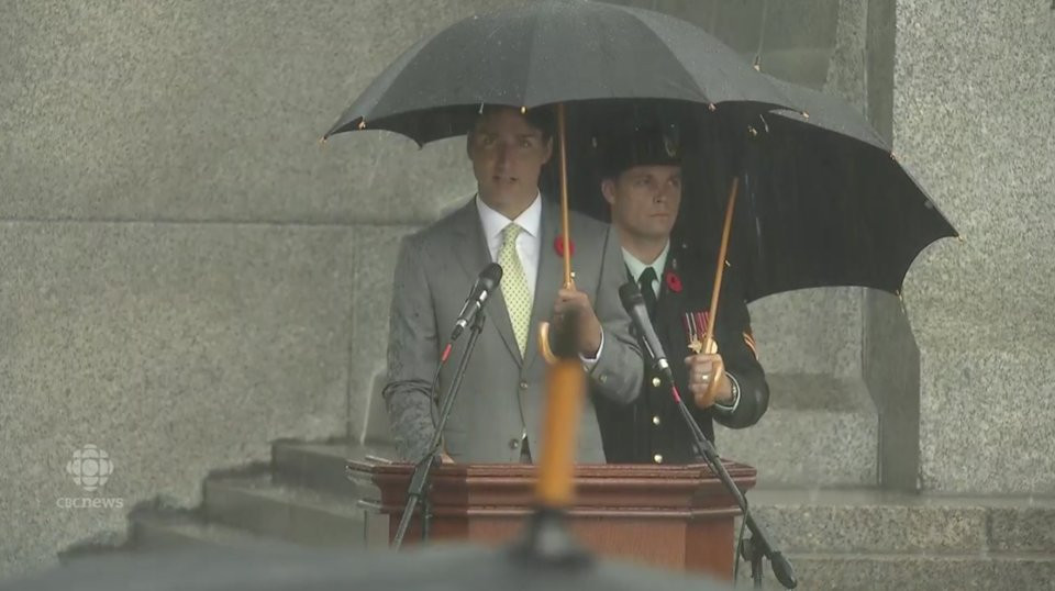 Thủ tướng Canada ông Jusstin Trudeau đứng dưới ô trong buổi lễ tưởng niệm chiến dịch Dieppe diễn ra hôm 22/8/2017. Nguồn ảnh: BI.