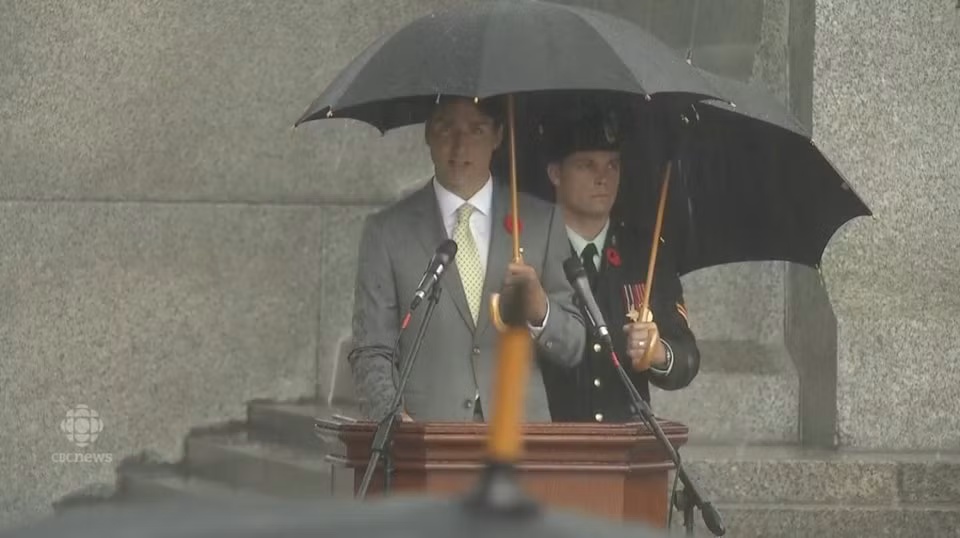 Thủ tướng Canada ông Jusstin Trudeau đứng dưới ô trong buổi lễ tưởng niệm chiến dịch Dieppe diễn ra hôm 22/8/2017. Nguồn ảnh: BI.