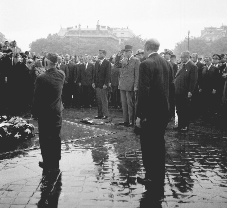 Tổng thống John F. Kennedy và Tổng thống Pháp Charles de Gaulle đặt vòng hoa tưởng niệm tại Tượng đài Chiến thắng ở Thủ đô Paris dưới cơn mưa ngày 31/5/1961. Nguồn ảnh: BI.