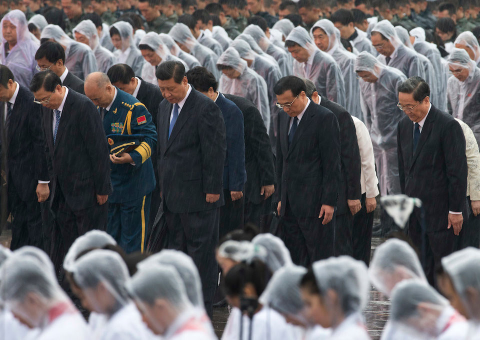 Chủ tịch Tập Cận Bình cùng các quan chức cấp cao của Trung quốc đội mưa đặt vòng hoa tại Tưởng đài Anh hùng Nhân dân ở Quảng Trường Thiên An Môn, Trung Quốc ngày 1/10/2013. Nguồn ảnh: BI.