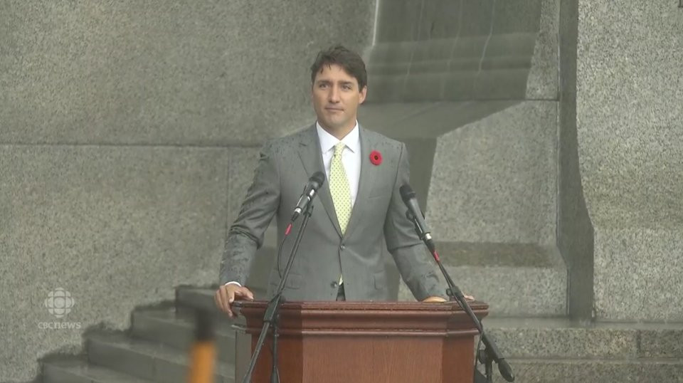 Mặc dù có cơn mưa lớn, Tổng thống Canada vẫn quyết định không dùng ô để thục hiện bài diễn văn trang nghiêm của mình. Nguồn ảnh: BI.