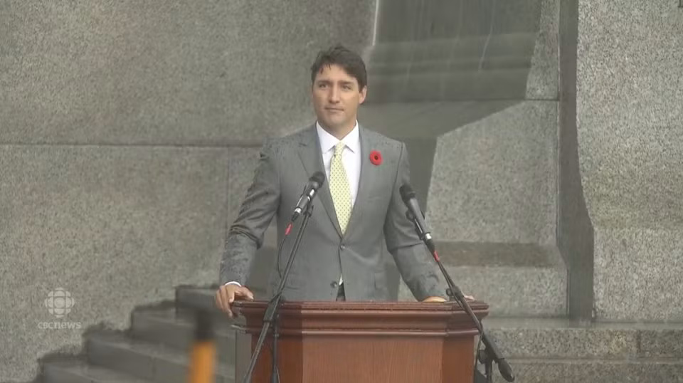 Mặc dù có cơn mưa lớn, Tổng thống Canada vẫn quyết định không dùng ô để thục hiện bài diễn văn trang nghiêm của mình. Nguồn ảnh: BI.