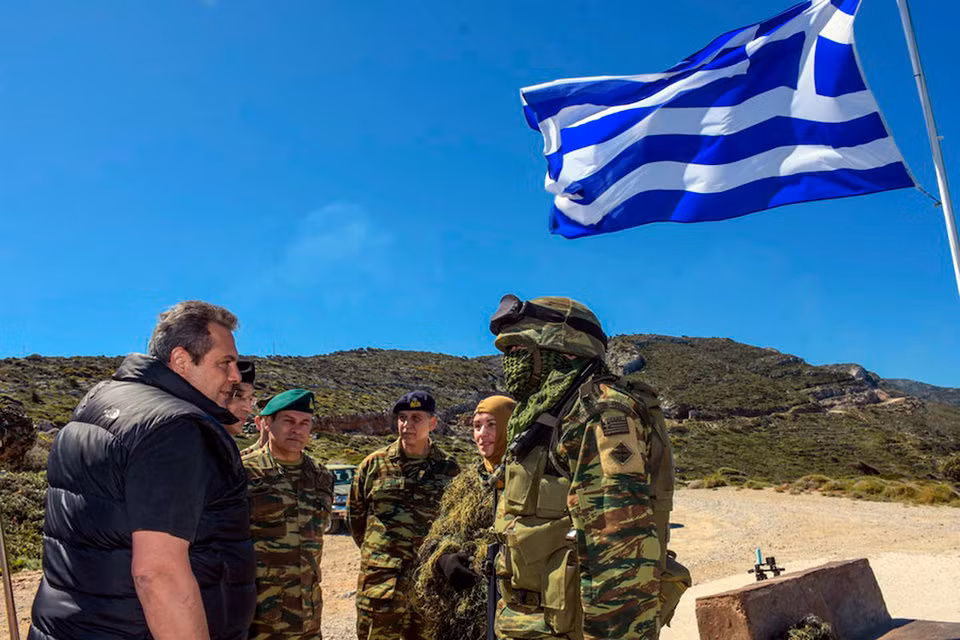 Mặc dù có nợ công cao bậc nhất thế giới, tuy nhiên Hy Lạp vẫn đứng ở vị trí thứ 9 trong số 10 quốc gia mạnh nhất châu Âu với 410.000 quân thường trực, 189 chiến đấu cơ, 1345 xe tăng và 115 tàu chiến. Ngân sách quốc phòng của quốc gia này lên tới 6,54 tỷ USD mỗi năm. Nguồn ảnh: BI.