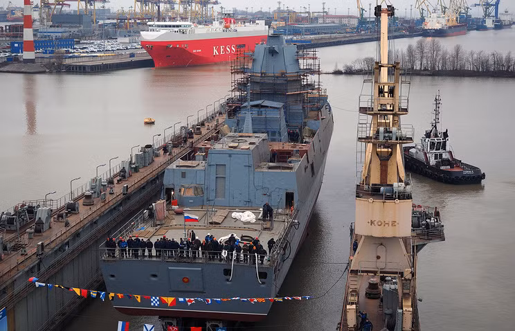 Dot nhap len boong tau khinh ham moi tinh cua Hai quan Nga