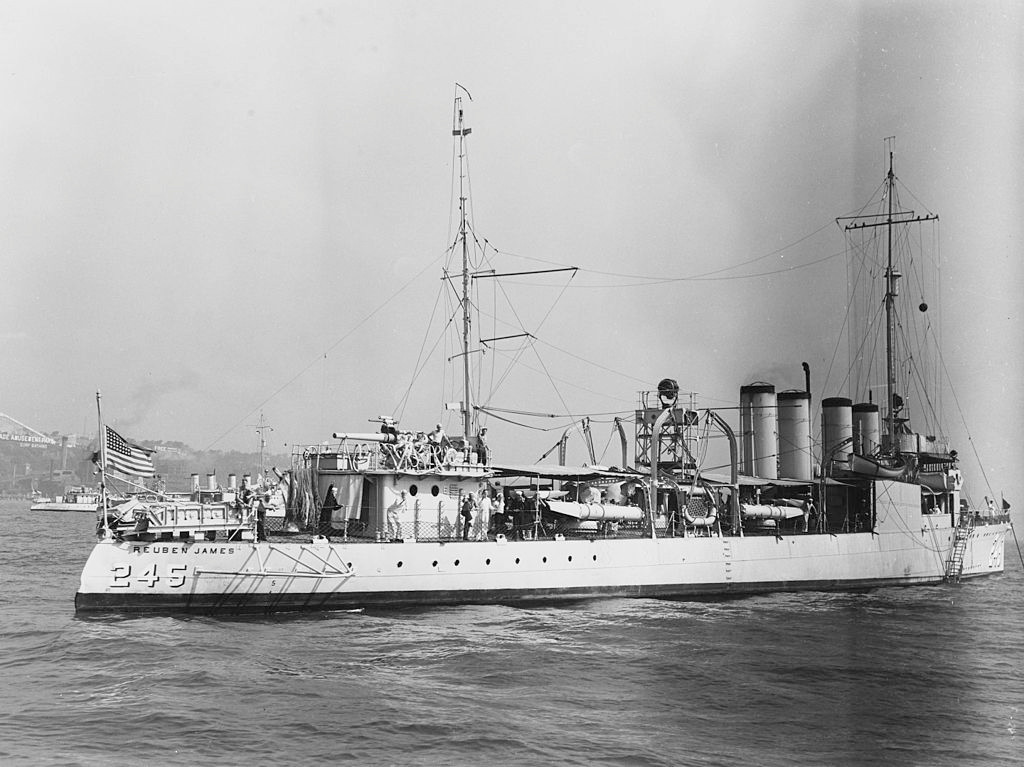 Tới năm 1932, tàu được quay trở lại biên chế và tới tháng 1/1939 nó được gia nhập vào Hạm đội Đại Tây Dương. Ngay khi chiến tranh Thế giới thứ hai nổ ra ở châu Âu, USS Reuben James lại tiếp tục nhiệm vụ tuần tra, do thám và thu thập tin tình báo từ châu Âu gửi về Mỹ. Nguồn ảnh: Warhistoryonline.