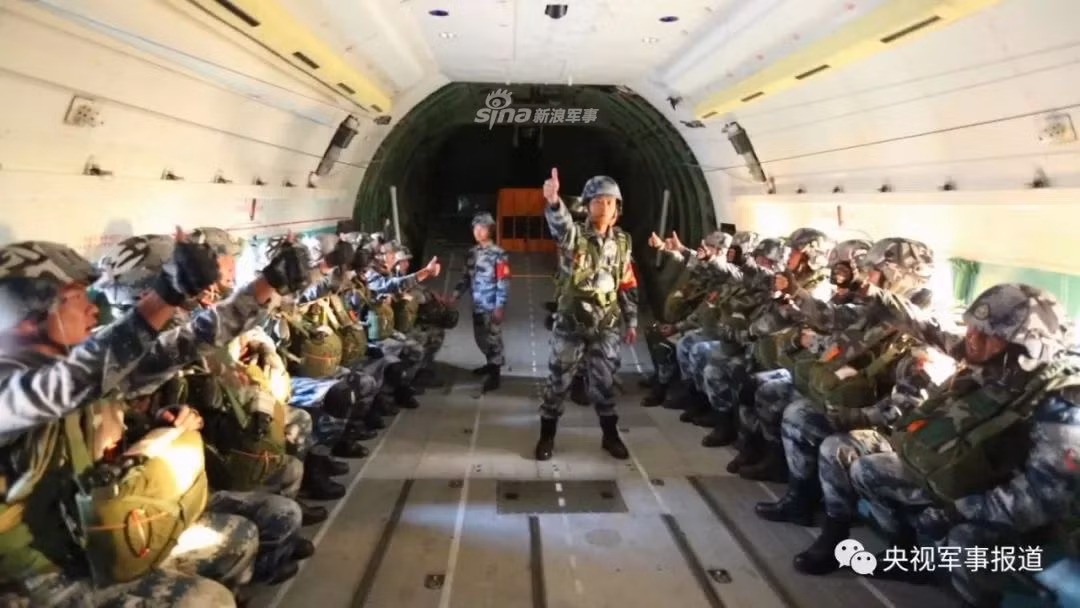 Mỗi lính dù Trung Quốc được trang bị hai dù, bao gồm một dù chính đeo phía sau và một dù dự phòng đeo trước bụng. Trong trường hợp dù chính không mở sau 3 giây rời cửa máy bay, người lính phải tự bung dù phụ trước bụng. Nguồn ảnh: Sina.