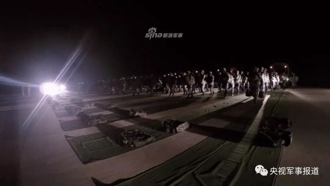 Tuy nhiên kỹ thuật này vẫn có nguy hiểm. Nhất là khi dù gặp sự cố không tự mở hoặc sau khi mở gặp sự cố như rách dù, rối dù,... Do rời cửa máy bay ở độ cao rất thấp, chỉ khoảng 300 mét so với mặt đất nên người lính sẽ có rất ít thời gian để phản ứng và mở dù phụ. Nguồn ảnh: Sina.