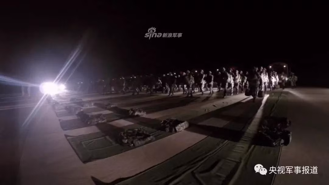 Tuy nhiên kỹ thuật này vẫn có nguy hiểm. Nhất là khi dù gặp sự cố không tự mở hoặc sau khi mở gặp sự cố như rách dù, rối dù,... Do rời cửa máy bay ở độ cao rất thấp, chỉ khoảng 300 mét so với mặt đất nên người lính sẽ có rất ít thời gian để phản ứng và mở dù phụ. Nguồn ảnh: Sina.