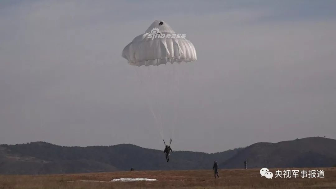 Chính vì vậy, các đơn vị dù vẫn luôn là những đơn vị tinh nhuệ, bản lĩnh và nguy hiểm số một của quân đội các nước trên thế giới. Trong lịch sử chiến tranh, các đơn vị lính dù của các nước cũng luôn là những đơn vị đi tuyến đầu của các nước, tham chiến ở những nơi nóng bỏng nhất trên thế giới. Nguồn ảnh: Sina.