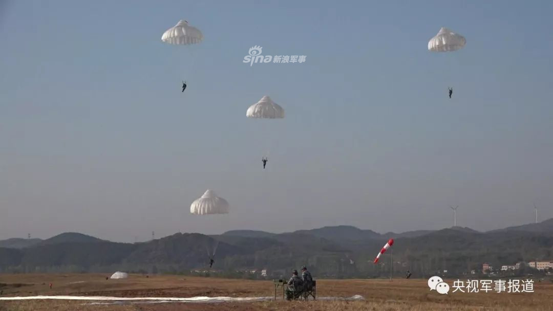 Trong thời bình, các đơn vị dù với cách thức triển khai theo đường không vận cũng cơ động hơn rất nhiều so với các đơn vị khác trong việc phản ứng, đối phó lại các thảm hoạ thiên nhiên ở những vùng hẻo lánh. Nguồn ảnh: Sina.