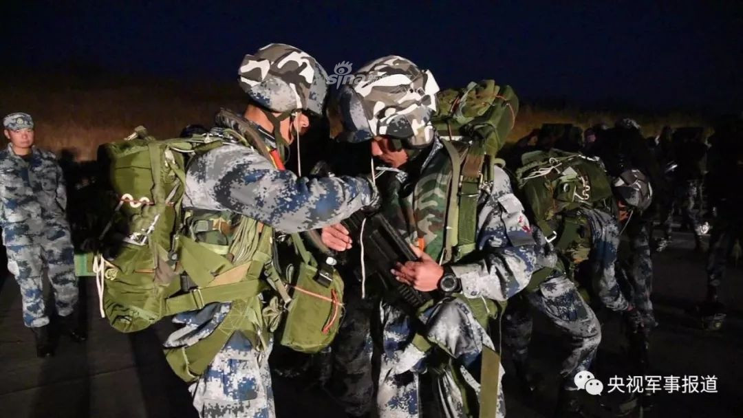 Chính vì vậy, quá trình kiểm tra dù trước khi tham gia nhảy tập huấn là điều tối quan trọng. Để hạn chế sự cố có thể xảy ra cần phải chắc chắn rằng dù chính sẽ có thể tự động mở sau khi rời cửa máy bay. Nguồn ảnh: Sina.