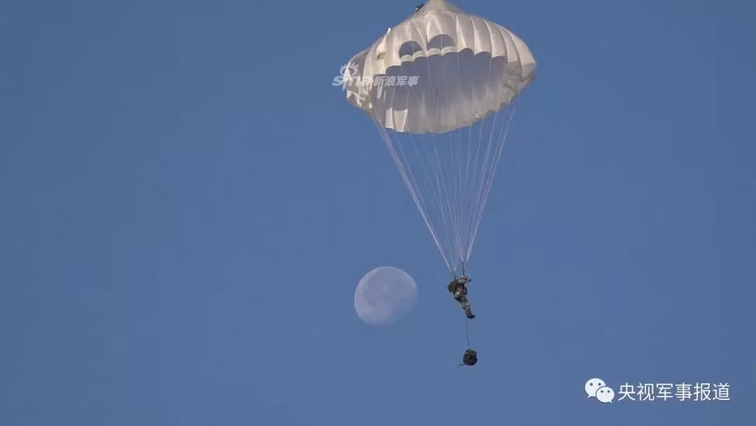 Khác với các khoa mục huấn luyện khác, nhảy dù là một khoa mục cực kỳ khó và đặc biệt nguy hiểm vì người lính phải tự xử lý tình huống phát sinh một mình dựa vào mớ lý thuyết học được trước đó. Khi xảy ra sự cố lúc nhảy, huấn luyện viên và những đồng đội khác sẽ không thể giúp được. Nguồn ảnh: Sina.