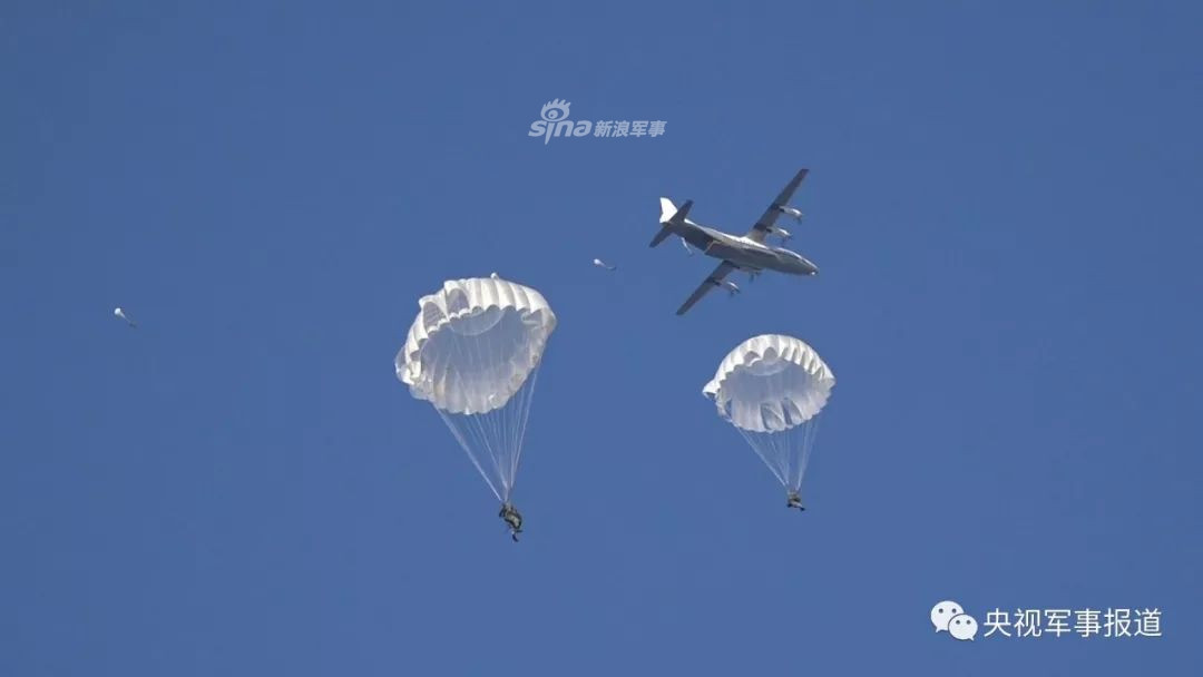 Ở độ cao 300 mét, người lính chỉ có khoảng 16 giây trước khi tiếp đất nếu rơi tự do không có dù. Khoảng thời gian này là cực kỳ ngắn và đòi hỏi người lính phải có bản lĩnh tốt để ứng phó với các sự cố trên không. Nguồn ảnh: Sina.