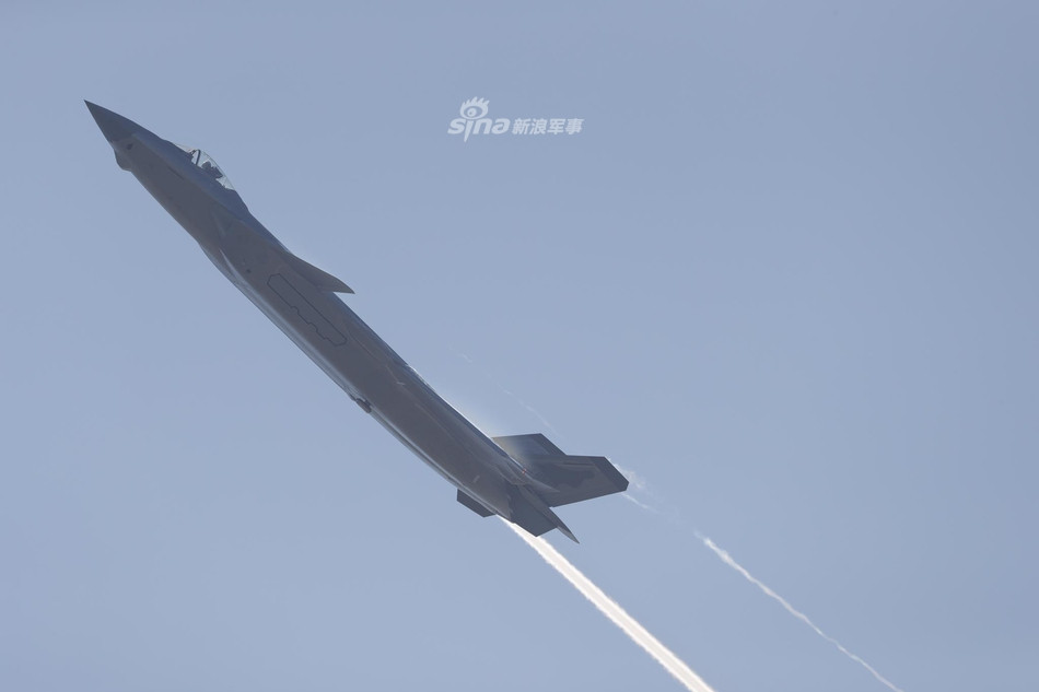 Tuy nhiên nguy hiểm nhất vẫn là khả năng tấn công ở tầm xa lên tới 1100 km của tiêm kích J-20 vừa mới được kênh CCTV tiết lộ. Theo đó, bán kính chiến đấu tối đa của J-20 có thể lên tới 1.100 km, đủ rộng để chiến đấu cơ này bao phủ được một khu vực rộng từ Bắc Kinh tới hết lãnh thổ Hàn Quốc. Nguồn ảnh: Chengdu.