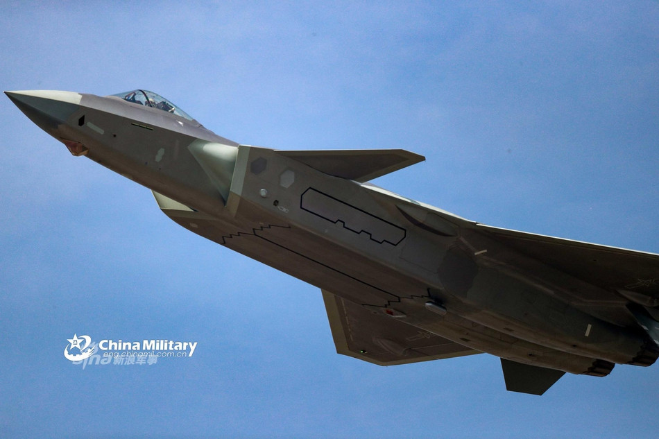 Trung Quốc cũng không đề cập tới vấn đề động cơ nội địa WS-15 của chiếc J-20. Tại triển lãm hàng không Chu Hải vửa rồi, J-20 vẫn xuất hiện với động cơ nhập khẩu từ Nga. Dường như nỗ lực sản xuất động cơ nội địa cho J-20 của Trung Quốc vẫn chưa đạt được bước triển vọng nào. Nguồn ảnh: Chengdu.