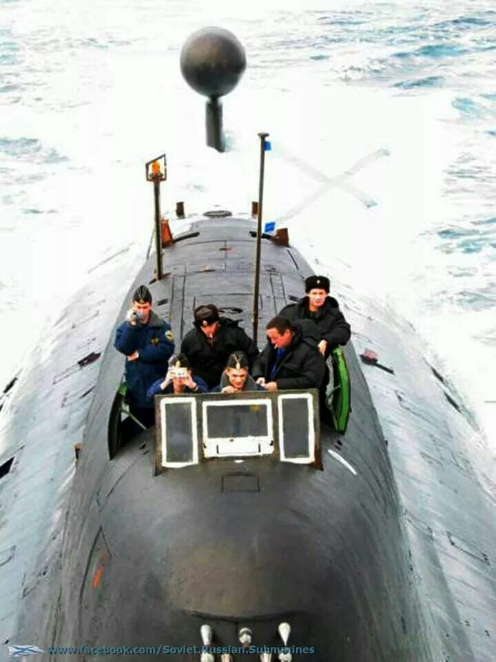 Trong quá khứ, các thuỷ thủ trên tàu Akula thậm chí còn nói vui rằng loại tàu ngầm này nếu chế tạo ra rồi trốn xuống đáy biển thì hơi... phí và cho rằng người ta nên đặt nó ở Quảng Trường Đỏ để "khoe" khả năng chế tạo vũ khí chiến tranh của người Liên Xô. Nguồn ảnh: Warhistory.