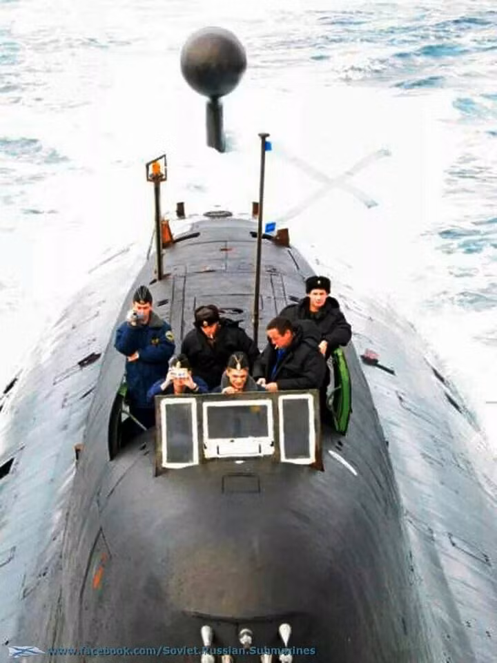 Trong quá khứ, các thuỷ thủ trên tàu Akula thậm chí còn nói vui rằng loại tàu ngầm này nếu chế tạo ra rồi trốn xuống đáy biển thì hơi... phí và cho rằng người ta nên đặt nó ở Quảng Trường Đỏ để "khoe" khả năng chế tạo vũ khí chiến tranh của người Liên Xô. Nguồn ảnh: Warhistory.