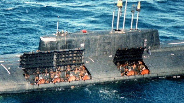 Chưa hết, Komsomolets thậm chí còn được thử nghiệm phóng thành công ngư lôi ở độ sâu 800 mét dưới lòng biển - điều mà từ trước tới nay chưa một tàu ngầm nào có thể làm được. Đáng tiếc là tàu Komsomolets đã bị cháy và chìm ở ngoài khơi Na Uy vào năm 1982, tới nay vẫn chưa được trục vớt. Nguồn ảnh: Warhistory.