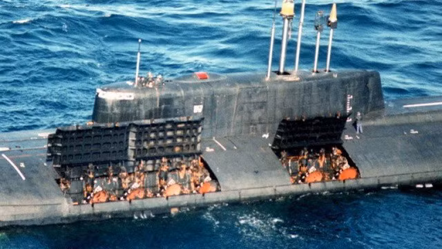 Chưa hết, Komsomolets thậm chí còn được thử nghiệm phóng thành công ngư lôi ở độ sâu 800 mét dưới lòng biển - điều mà từ trước tới nay chưa một tàu ngầm nào có thể làm được. Đáng tiếc là tàu Komsomolets đã bị cháy và chìm ở ngoài khơi Na Uy vào năm 1982, tới nay vẫn chưa được trục vớt. Nguồn ảnh: Warhistory.