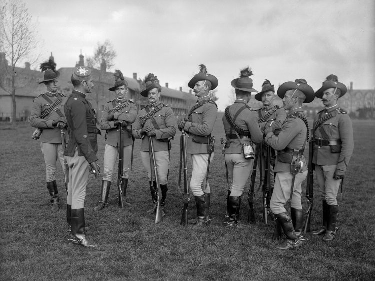 Binh lính Australia năm 1905 với súng trường, mũ cao bồi và quân phục có phần không được thoải mái cho lắm khi phải hành quân dài ngày và lăn lê bò toài trên đất. Nguồn ảnh: BI.