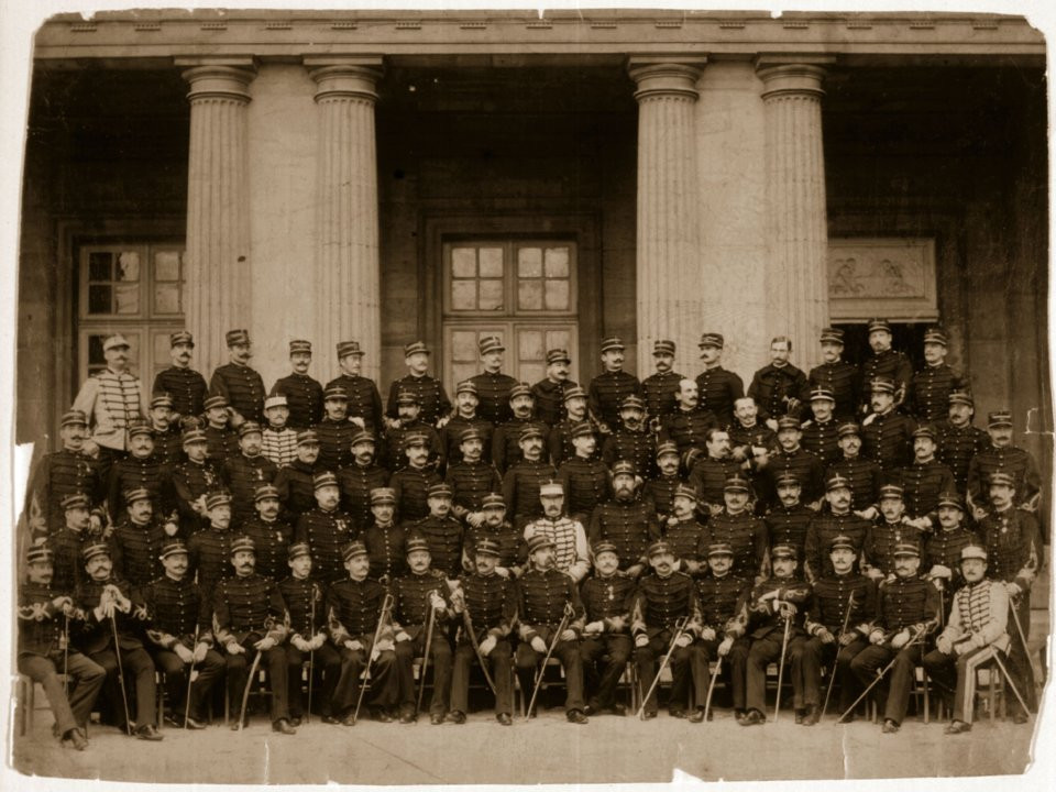 Sĩ quan Quân đội Mỹ chụp ảnh lưu niệm vào năm 1891. Có thể nhận thấy, toàn bộ các sĩ quan này đều mang theo kiếm - một biểu tượng cho sức mạnh và sự quý tộc của thành phần tướng lĩnh thời trung cận đại. Nguồn ảnh: BI.