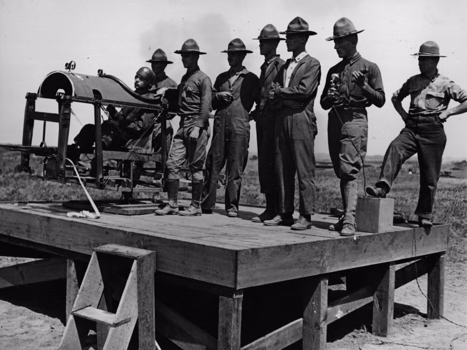 100 năm trước cũng là thời kỳ lực lượng Không quân và tăng thiết giáp bắt đầu được ra đời. Khi mà các hệ thống mô phỏng bay vẫn chỉ là chuyện viễn tưởng thì cách duy nhất để đào tạo phi công là cho họ ngồi lên khoang lái mô phỏng bằng gỗ như thế này. Nguồn ảnh: BI.