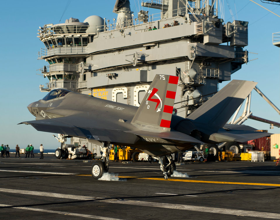 Tháng 11/2014, chiến đấu cơ F-35B lần đầu tiên được hạ cánh lên tàu đổ bộ tấn công của Thuỷ quân Lục chiến Mỹ. Bốn năm sau, vào tháng 10/2018, F-35B thực hiện phi vụ oanh kích đầu tiên của mình cũng cất cánh từ tàu đổ bộ tấn công. Nguồn ảnh: BI.