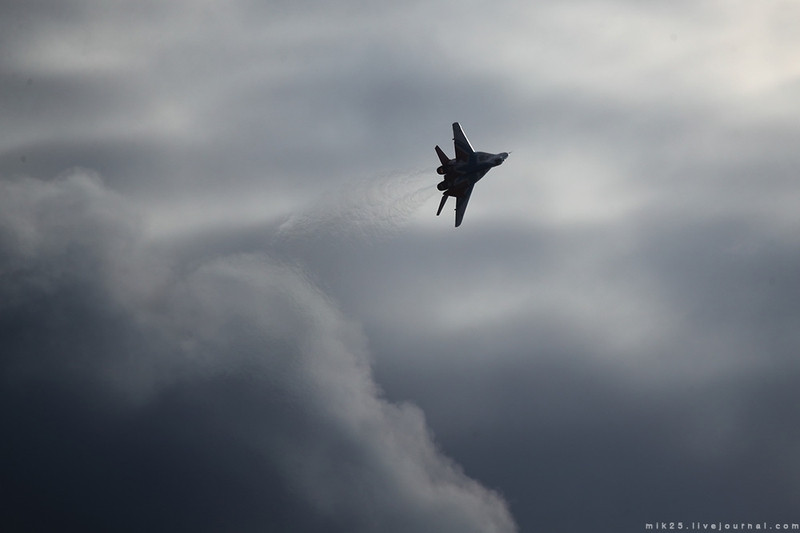 So với đội bay trình diễn Những Hiệp Sĩ Nga thì Chim Yến có những màn nhào lộn không đẹp mắt và nguy hiểm bằng do chỉ sử dụng MiG-29. Nguồn ảnh: Mix25.