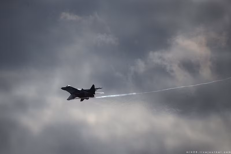 Được thành lập từ năm 1991 và hoạt động suốt từ thời gian đó tới nay, đội bay trình diễn "Chim Yến" là một trong những gương mặt đại diện cho lực lượng thuộc Không quân Nga, chuyên tổ chức các bài bay trình diễn trên không đầy mạo hiểm và đẹp mắt. Nguồn ảnh: Mix25.