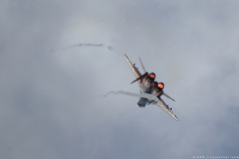 Tuy nhiên "Những Hiệp Sĩ Nga" lại liên tục gặp phải tai nạn chết người do các bài bay biểu diễn của họ là quá phức tạp và nguy hiểm dù khả năng cơ động của Su-30SM được sử dụng bởi Những Kỵ Sĩ Nga tuyệt với hơn Chim Yến rất nhiều. Nguồn ảnh: Mix25.