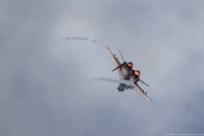 Tuy nhiên "Những Hiệp Sĩ Nga" lại liên tục gặp phải tai nạn chết người do các bài bay biểu diễn của họ là quá phức tạp và nguy hiểm dù khả năng cơ động của Su-30SM được sử dụng bởi Những Kỵ Sĩ Nga tuyệt với hơn Chim Yến rất nhiều. Nguồn ảnh: Mix25.