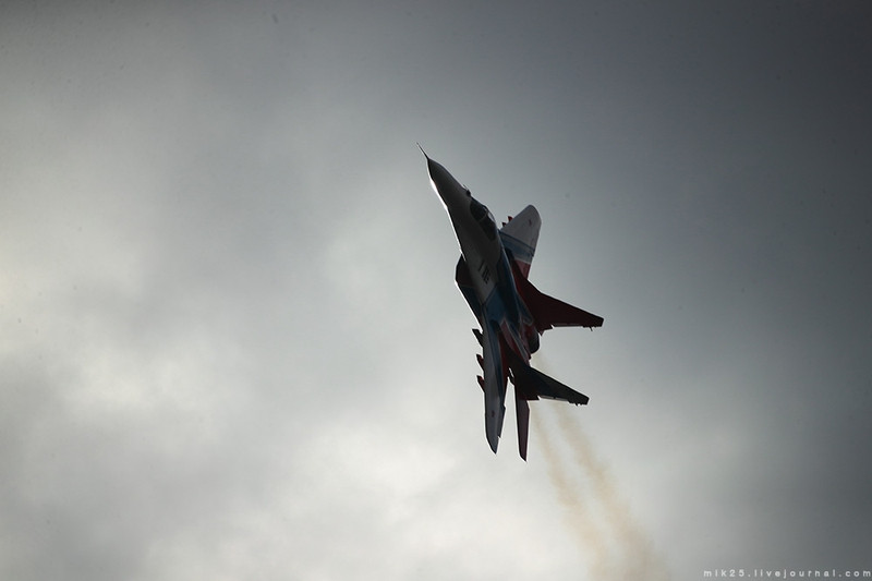 Một điểm ngạc nhiên nữa đó là 8 phi công này đã bay liên tục hàng trăm bài bay trình diễn suốt 10 năm qua và chưa hề để xảy ra bất cứ một vụ tai nạn nào. Nguồn ảnh: Mix25.