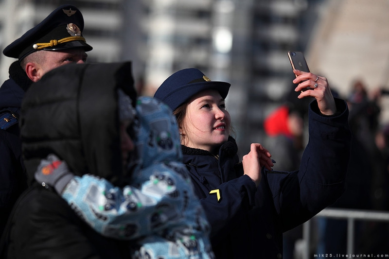 Đám đông người hâm mộ chưa bao giờ hết phấn khích khi được chứng kiến màn bay trình diễn cực kỳ đẹp mắt và nguy hiểm của đội bay Chim Yến. Nguồn ảnh: Mix25.