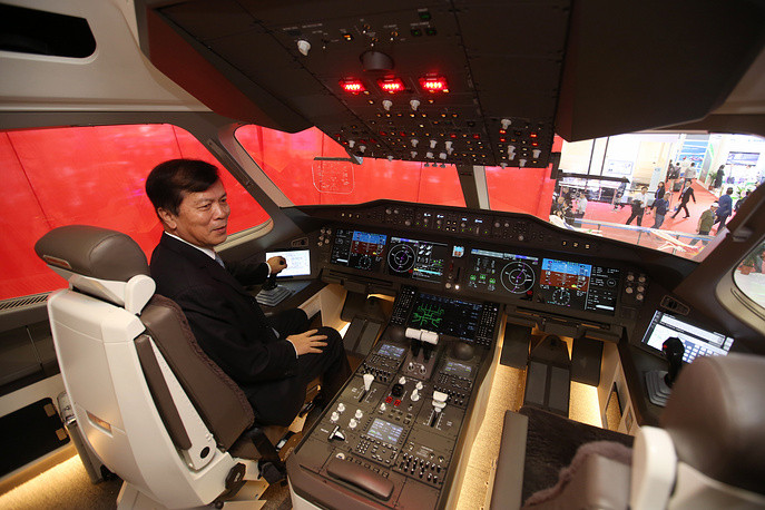 Mô hình mô phỏng máy bay thương mại CRAIC CR929 lần đầu được giới thiệu tại Chu Hải. CR929 là loại máy bay phản lực chở khách có 280 ghế, phiên bản cơ bản của loại máy bay thương mại này có tầm bay tối đa 12.000 km liên tục. Nguồn ảnh: TASS.