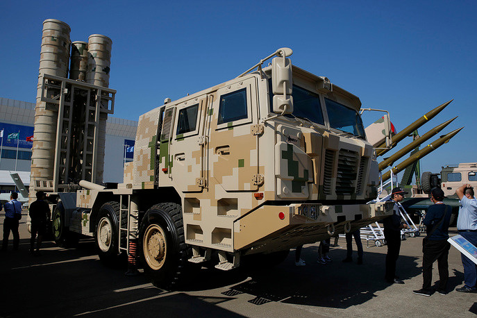 Bên ngoài sân thậm chí còn nhộn nhịp hơn với hàng loạt các loại vũ khí, khí tài và thiết bị quân sự thật với kích thước rất khủng được trưng bày. Ảnh: Hệ thống phóng tên lửa WS-600L tự hành của Trung Quốc. Nguồn ảnh: TASS.