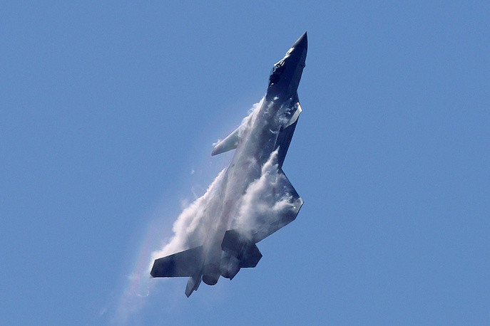 Chiến đấu cơ thế hệ năm đầu tiên của Trung Quốc J-20 trình diễn khả năng bay cực kỳ nguy hiểm và đẹp mắt của mình. Nguồn ảnh: TASS.