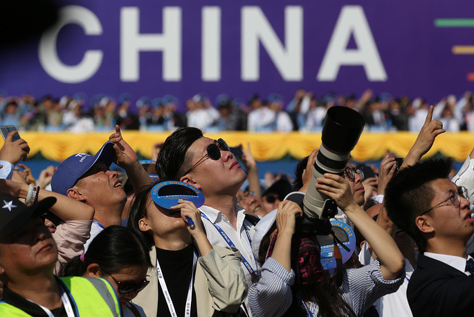 Khách thăm quan có mặt tại triển lãm hàng không Chu Hải 2018 ngay từ ngày đầu tiên cuộc triển lãm này được khai mạc. Nguồn ảnh: TASS.