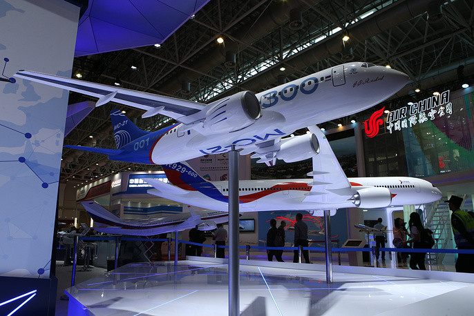 Triển lãm cũng có sự góp mặt của rất nhiều loại mô hình máy bay chở khách, máy bay vận tải hạng nặng khác. Trong ảnh là hai mô hình MC-21-300 (gần) và CRAIC CR929-600 (xa). Nguồn ảnh: TASS.