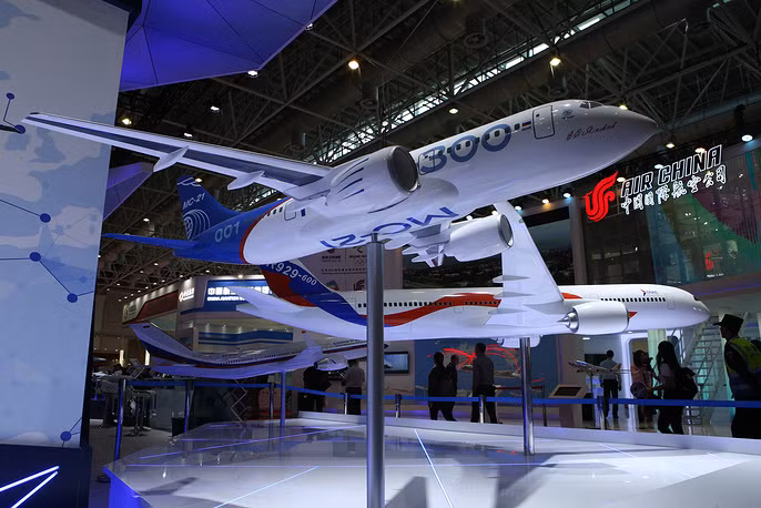 Triển lãm cũng có sự góp mặt của rất nhiều loại mô hình máy bay chở khách, máy bay vận tải hạng nặng khác. Trong ảnh là hai mô hình MC-21-300 (gần) và CRAIC CR929-600 (xa). Nguồn ảnh: TASS.