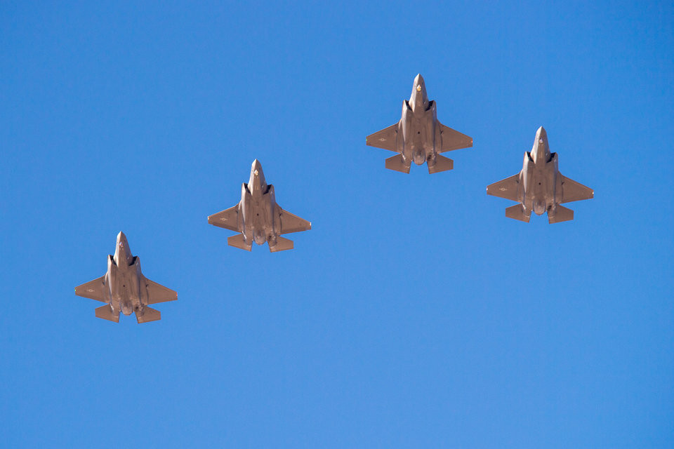 Trong thời gian được triển khai, F-35 đã phải đối mặt với một loạt các thách thức. Trong đó tai tiếng nhất là vụ rơi máy bay đầu tiên ở F-35 ở Nam Carolina xảy ra cùng một tuần với sự kiện F-35B lần đầu tiên được tham gia thực chiến ở Afghanistan. Nguồn ảnh: BI.